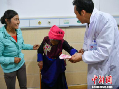 云南迪庆藏区近百名白内障患者重见光明