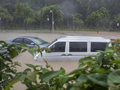 广东多地遭强降雨袭击 打破省3小时雨量极值