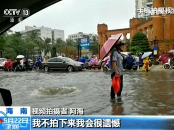 暴雨冲走路上一井盖，老人雨中坚守1小时引导路人