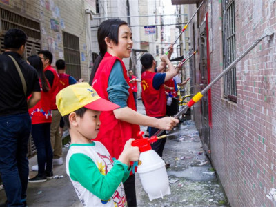 宝龙街道“一把手”带队到社区搞起了“大扫除”