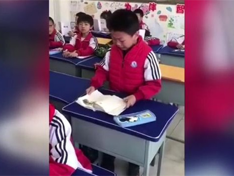 小学生朗读课文哭了！网友：小朋友该上“朗读者”