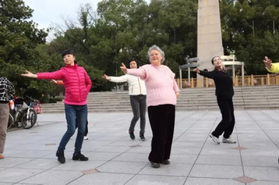 美国大妈的中国广场舞生活：想把广场舞带回美国 