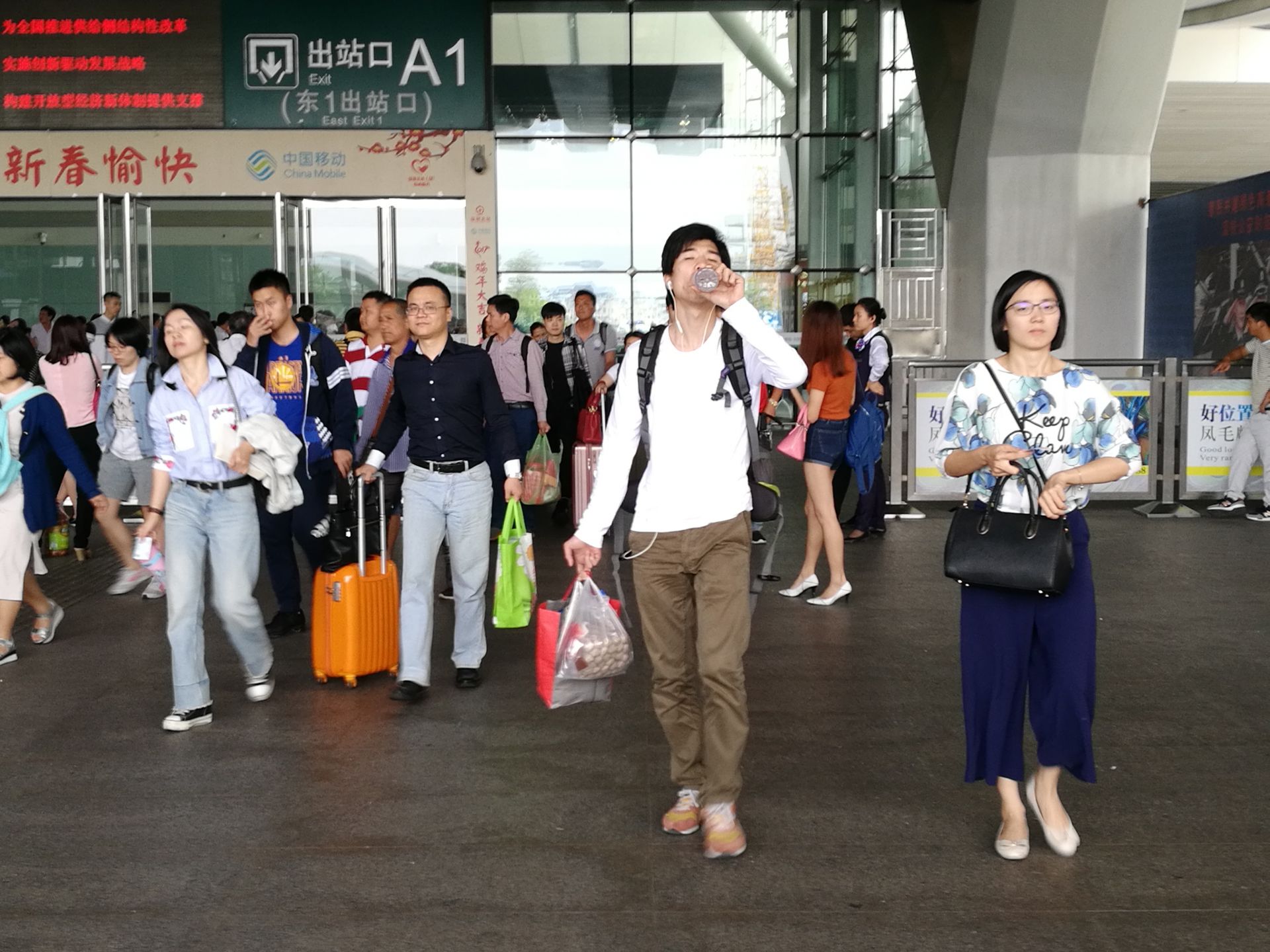 读特记者直击深圳北站返程高峰