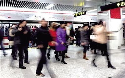 上班族们看过来，坐地铁上班途中被踩踏受伤不是工伤哦！ 