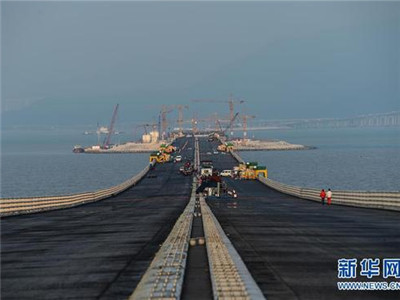 港珠澳大桥海底隧道最终接头2日吊装 即将全线完工