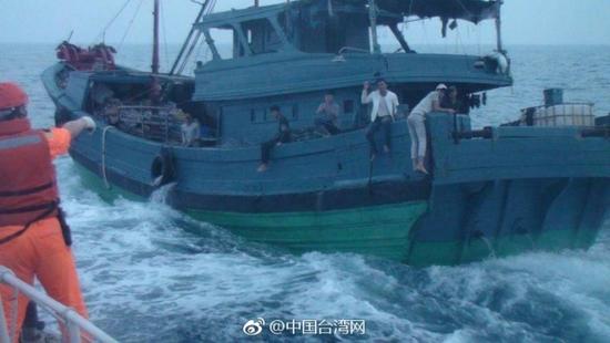 台湾当局以越界为由查扣大陆渔船 开5枪打伤2人