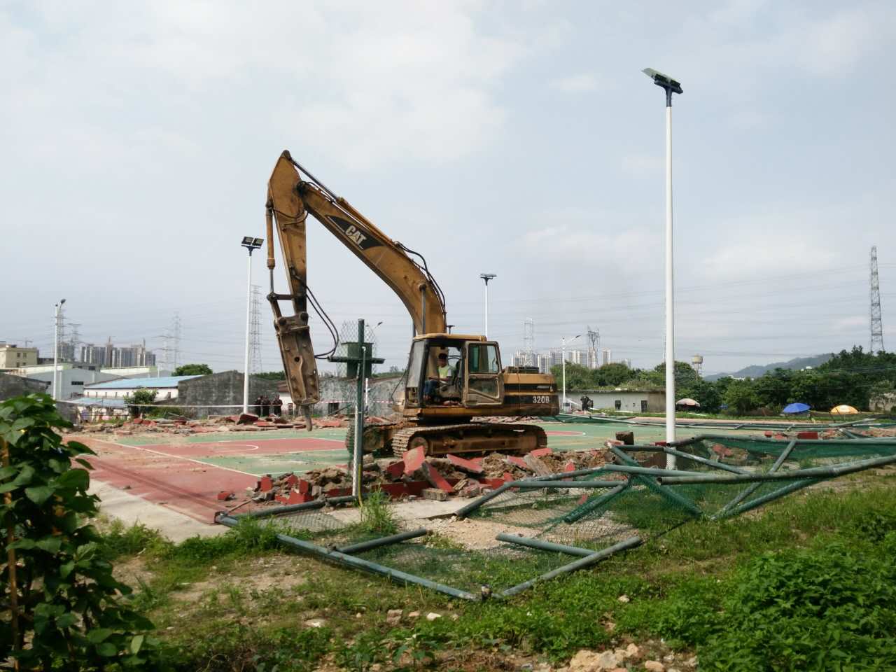 篮球场占用基本农田 坪山依法拆掉