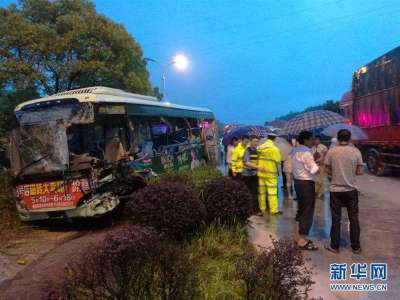 江西鹰潭货车与公交车相撞致12人死亡，3人危急