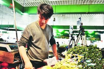 新式创业！大学生菜场直播卖菜 日卖3000斤 收入超白领