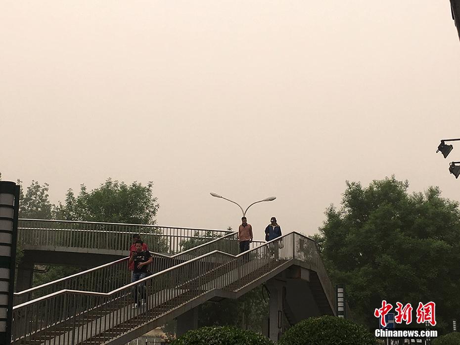 北京遭沙尘过境PM10浓度破千 空气质量达严重污染