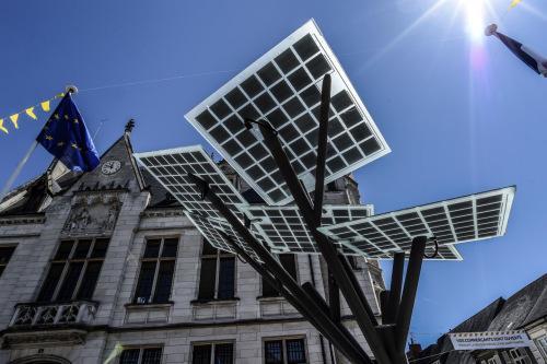 法国在街上种电子树：太阳能发电、提供WiFi 
