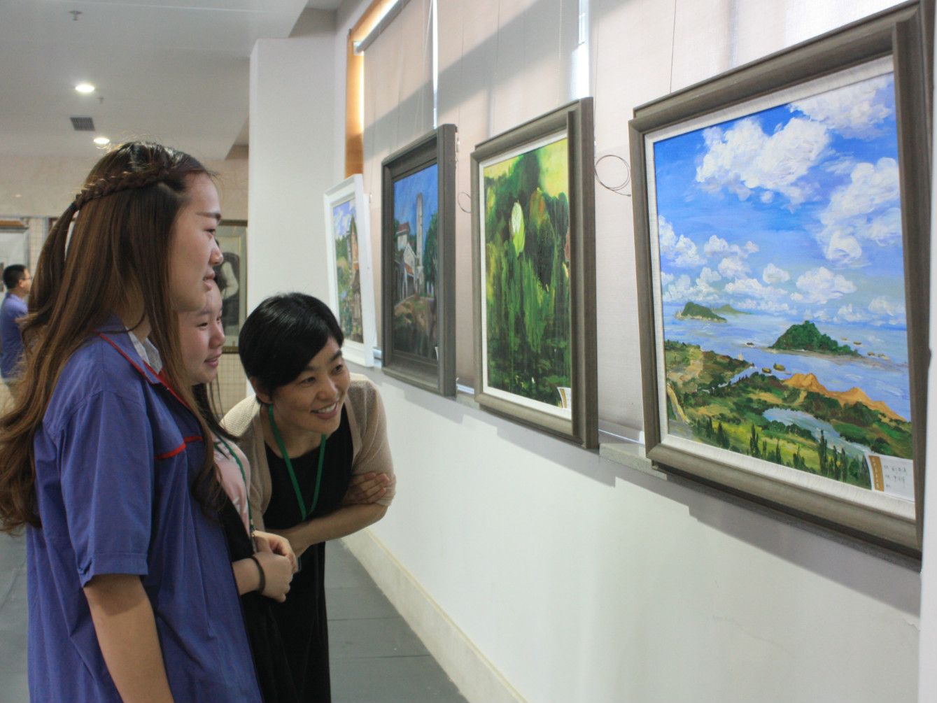 本土画家共绘美丽宝安 艺术巡展走进燕罗企业 