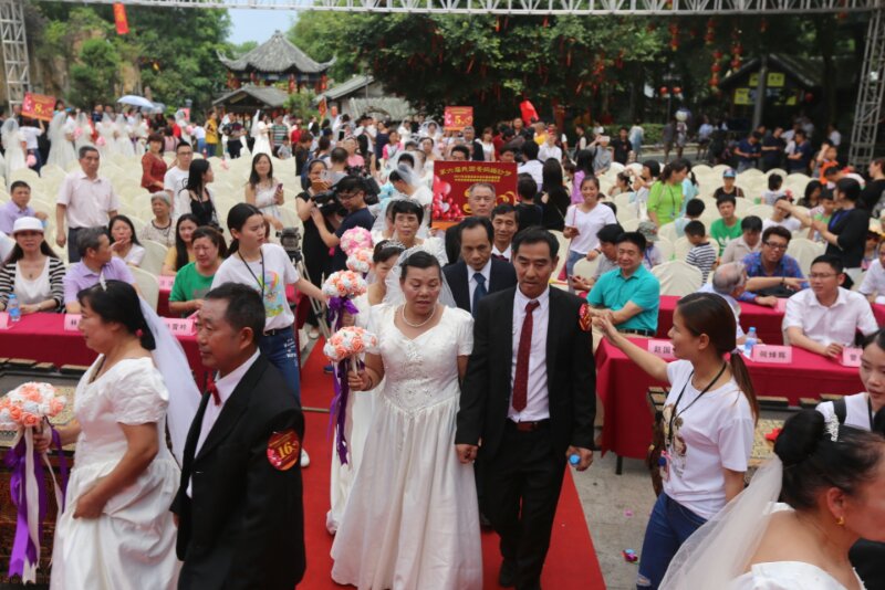 东莞56对中老年夫妇同圆婚纱梦