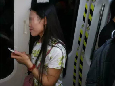 女子强闯地铁头发被夹 连续6站无法转头淡定玩手机