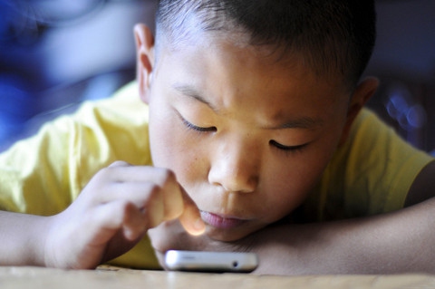 孩子抱着手机不放，你咋办？