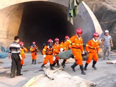 成贵快铁七扇岩隧道疑似瓦斯爆炸 12名被困人员遇难