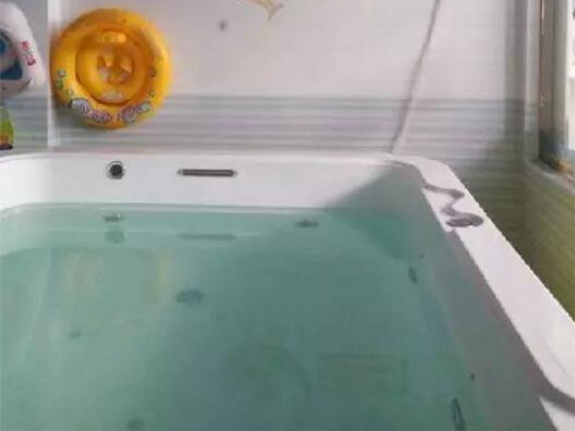 3岁宝宝游泳馆溺水！看了这视频还敢让孩子独自玩水吗？