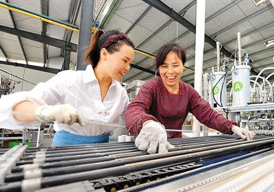4月20日，工人在江西省靖安县靖安工业园区的一家绿色照明企业内工作，目前，该园区已吸纳3000余名本地农民工返乡就业。