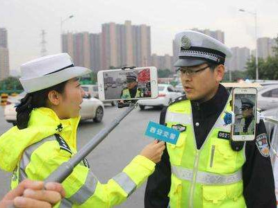 这位主播不唱歌跳舞不要礼物，却吸引近百万围观