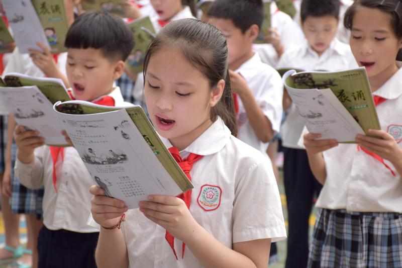 东莞麻涌大步小学师生齐诵国学经典   