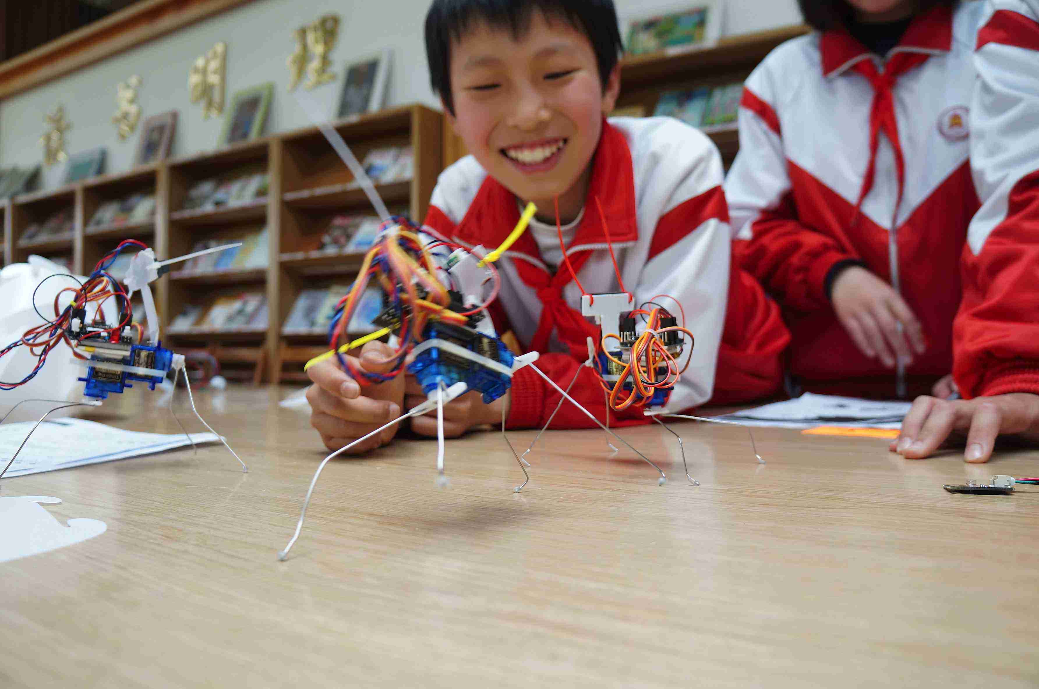 光高创客摘中小学机器人教学展评全国二等奖