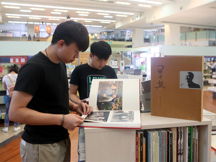 5月24日，深圳市民缅怀习仲勋同志