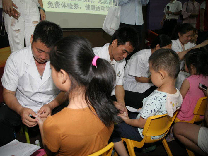知名专家手把手传授小儿推拿“秘诀” 还不赶快学起来！