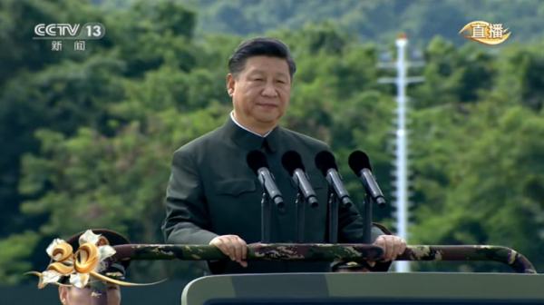 习近平视察并检阅驻港部队