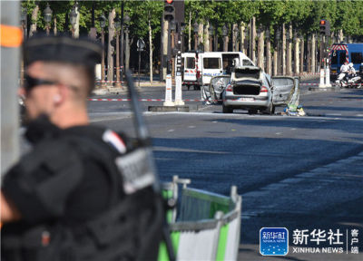 巴黎香榭丽舍大街发生驾车冲撞宪兵车辆事件