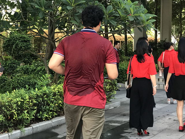 深圳高考第一天，这个湿透的背影感动到你了吗？