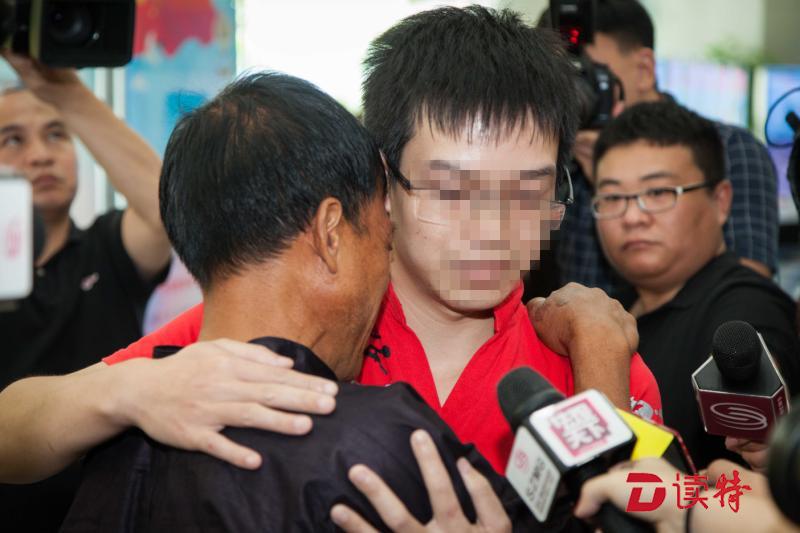 19年前被拐男子小叶在深与家人团聚