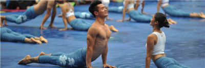 速来围观！２０００深圳人雨中练瑜伽