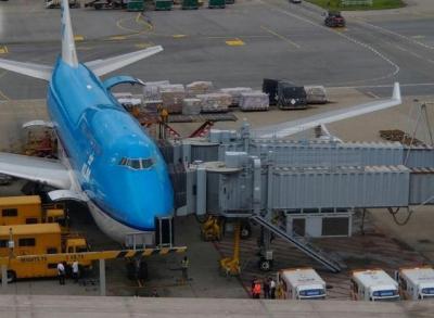 荷兰飞香港航班急坠至少10人受伤，有乘客撞上天花板