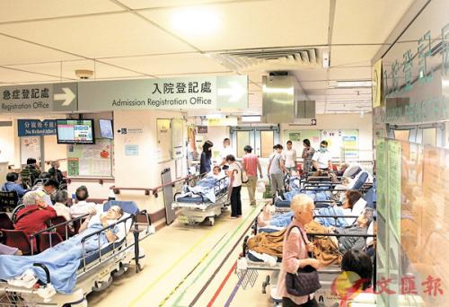 九龙广华医院急症室候诊大堂，在加价首日仍爆满。图片来源：香港《文汇报》。