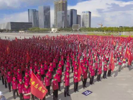 10日，海滨广场人潮涌动，他们在做什么呢？