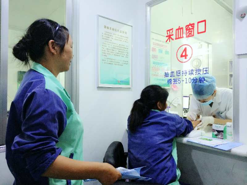 暖！宝安社工组织环卫工人爱心体检