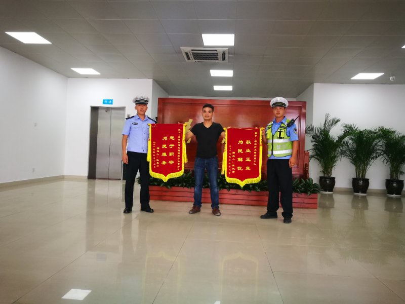 2个4岁女孩迷路还闯红灯！危急时刻，两名保安员出手相救