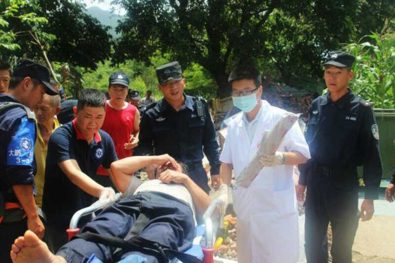 男子上山采药被捕兽夹夹伤，警方苦战14小时成功营救