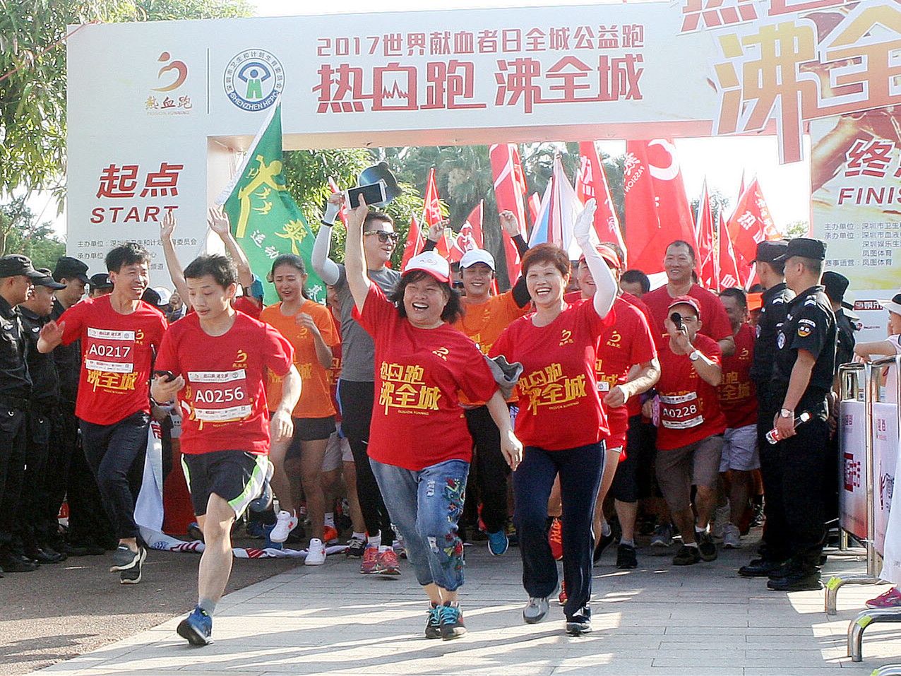 热血跑·沸全城 千余市民为爱奔跑