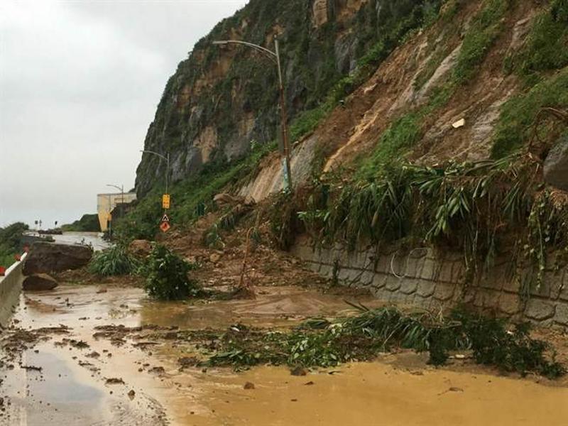 野柳隧道口落石严重，道路中断。
