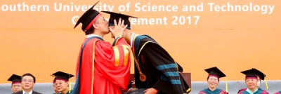 毕业典礼上,这名南科大毕业生被校长亲了！