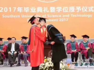毕业典礼上，这名南科大毕业生被校长亲了！