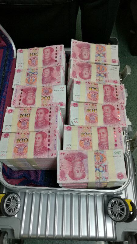 “富二代”拎着百万现钞向女友下跪，没想到竟都是冥币