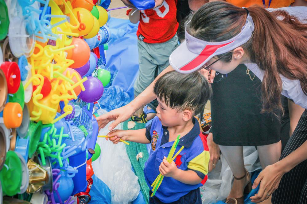这条“五彩小丑鱼”300多公斤！竟是2000多件垃圾做成的