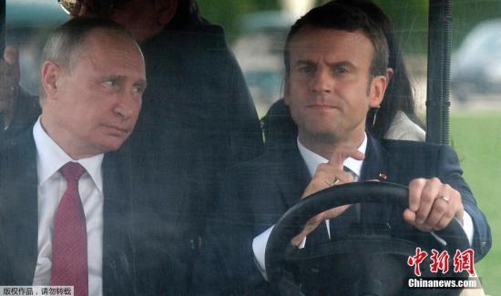 当地时间2017年5月29日，法国巴黎，俄罗斯总统普京到访法国，法国总统马克龙亲自驾驶观光车，陪同普京游览凡尔赛宫花园。