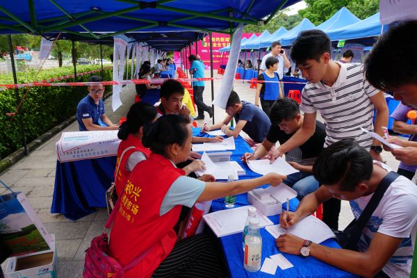 “相约新湖”招聘会 ７４０人现场应聘