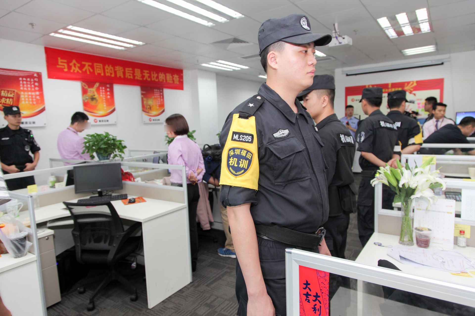 深圳警察蜀黍威武！缴获非法获取公民个人信息50余万条