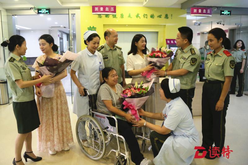 汶川地震“最悲惨的女孩”回深圳探“亲”了