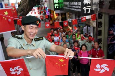 中英街深港军民悬挂国旗喜迎香港回归祖国２０周年