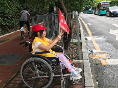 暖心！深圳街头出现残疾人义工做文明交通劝导活动